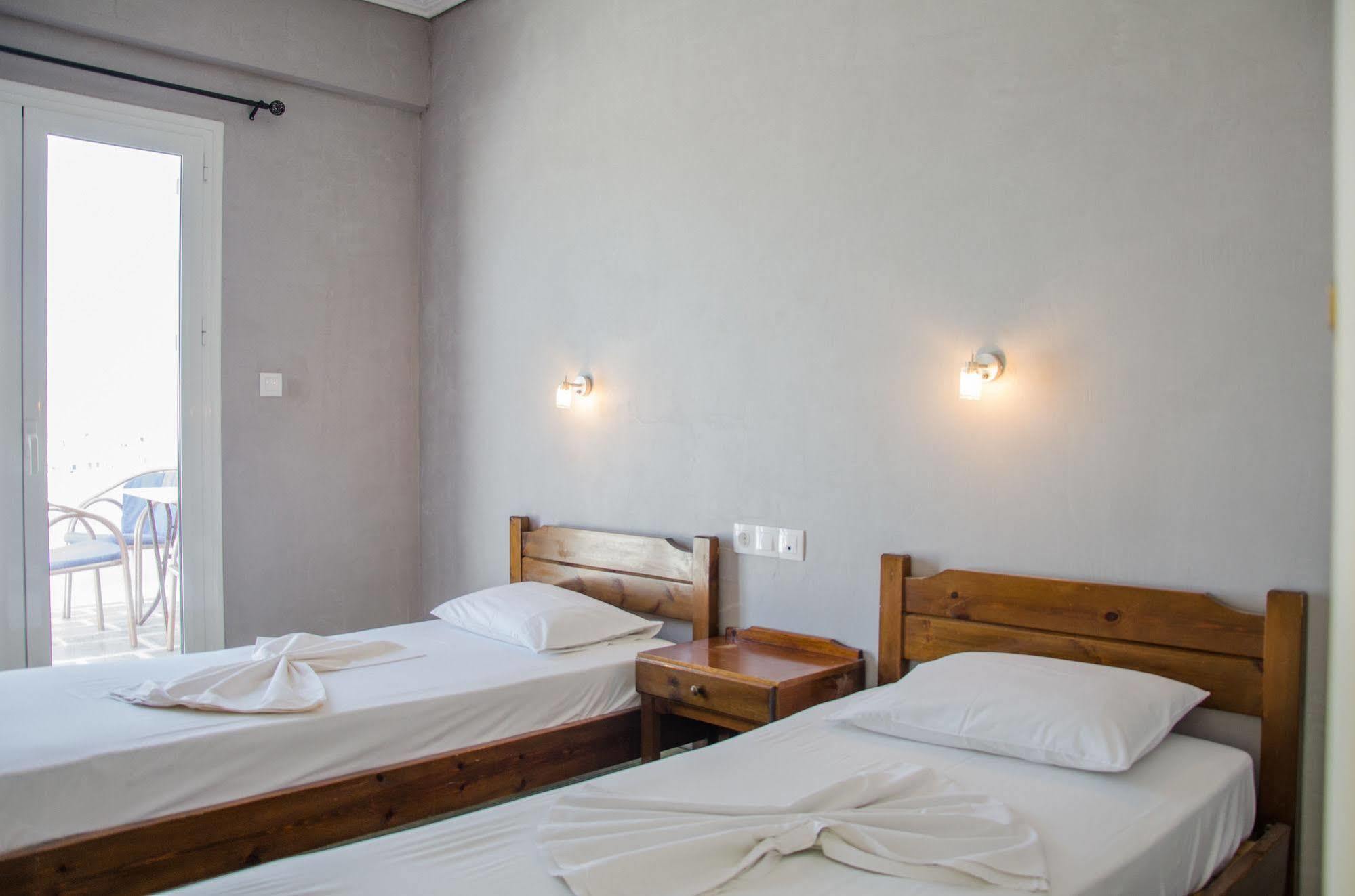 איוס חורה George & Irene Hotel מראה חיצוני תמונה