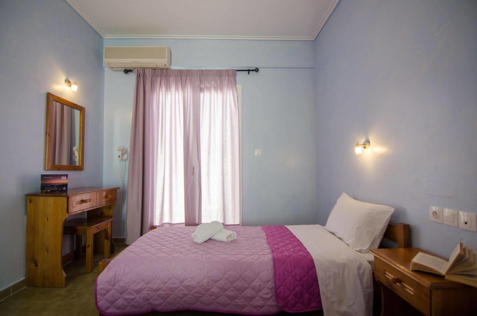 איוס חורה George & Irene Hotel מראה חיצוני תמונה